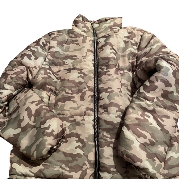 Women's Green Camoflague  Zippered Puffer Jacket Size Medium - Picture 1 of 2